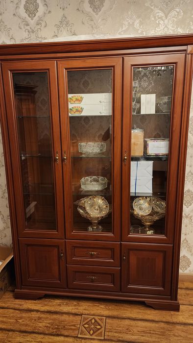 Гостинная мебель. Сервиз и пеналы.