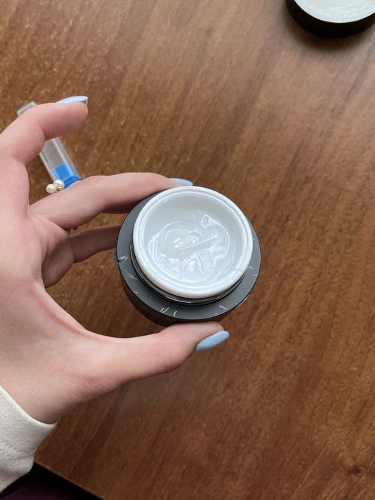 Vand produse pentru unghii in stare foarte buna
