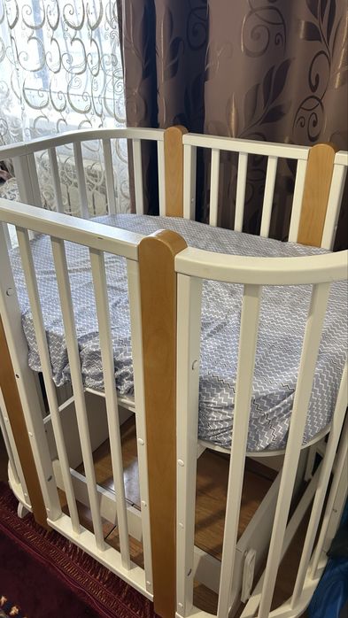 Детская кроватка и комод