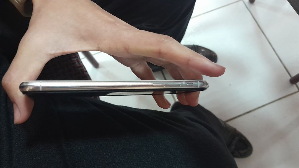 Iphone XS model telefoni sotiladi