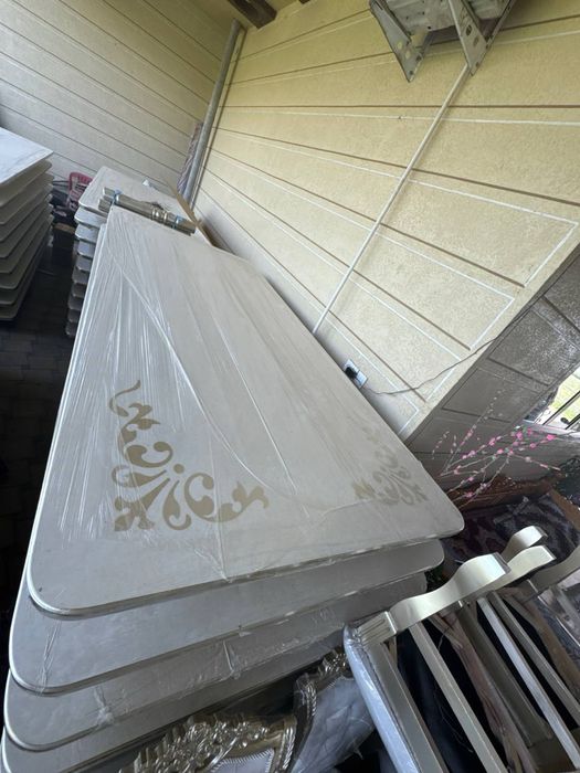 Stol xontaxta xam buladi 12 kishilik.MDF,LDSP.