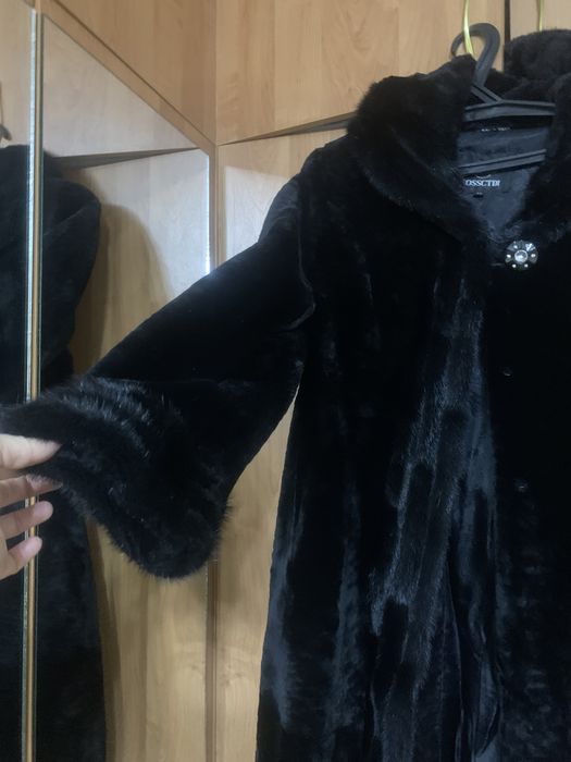 Продается мутоновая шуба. Одевалась 2-3 раза.