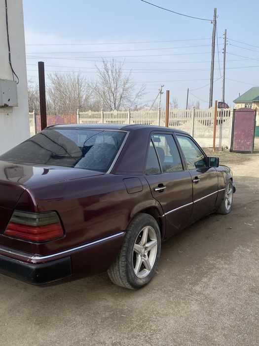 Мерседес 124。