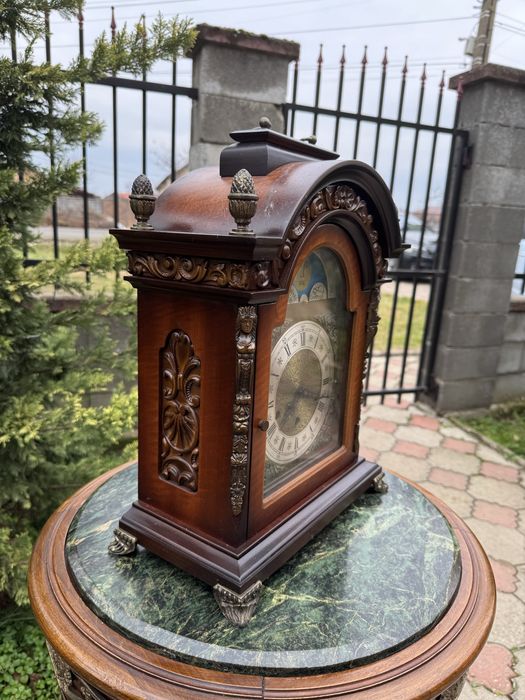 Ceas din lemn cu ornamente bronz, mecanism cu melodii