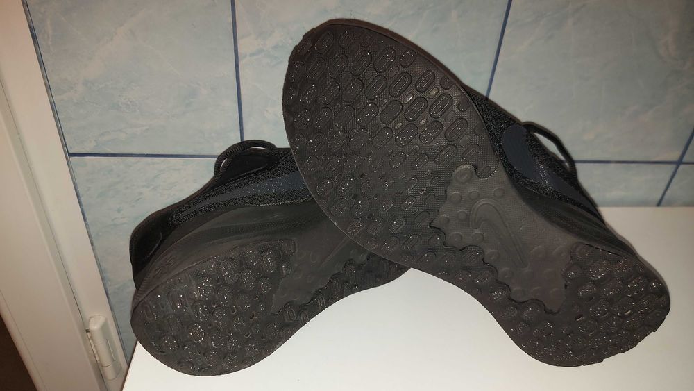 Adidași Nike negri