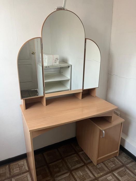 Тумба с столом и зеркалом