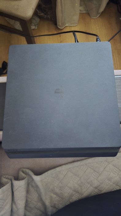 Продам Ps4 в хорошем состоянии