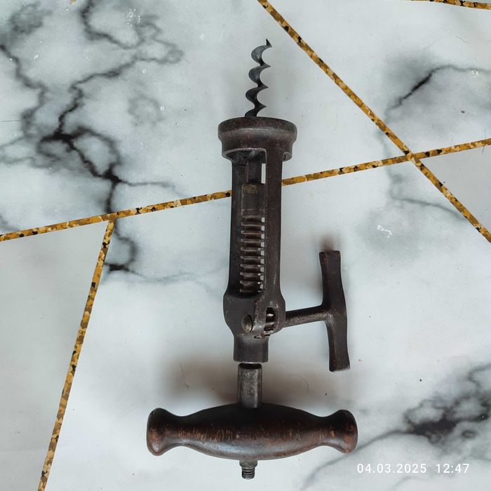 Продаётся старинный штопор