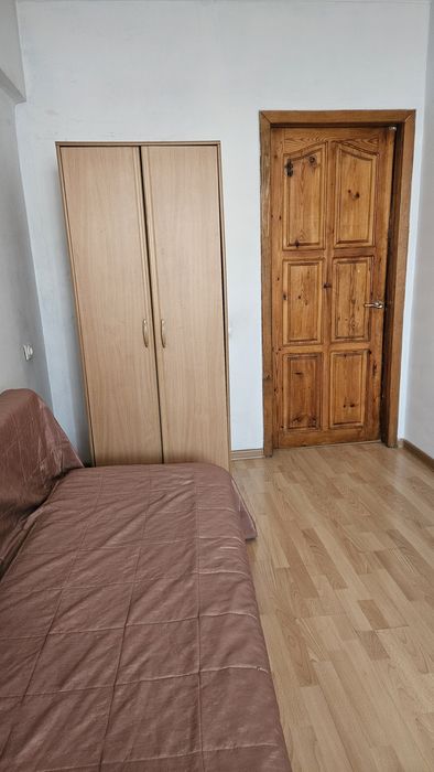 Девушке  в надёжном доме