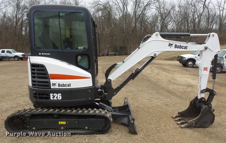 Inchiriez miniexcavator Bobcat cu picon