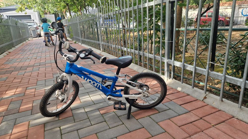 Bicicleta Woom 2 albastra cu cric