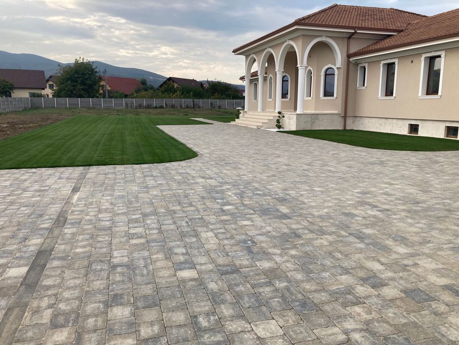 Amenajări : montaj pavaj , spații verzi . gazon artificial