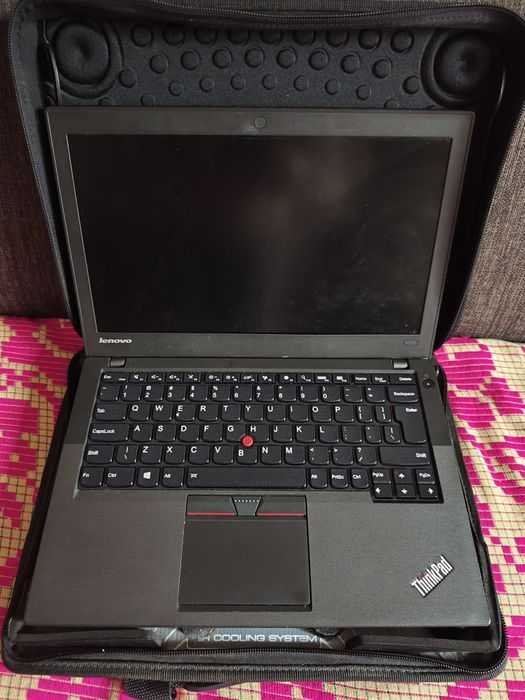 Vând laptop Lenovo ThinkPad husă shoc resistent