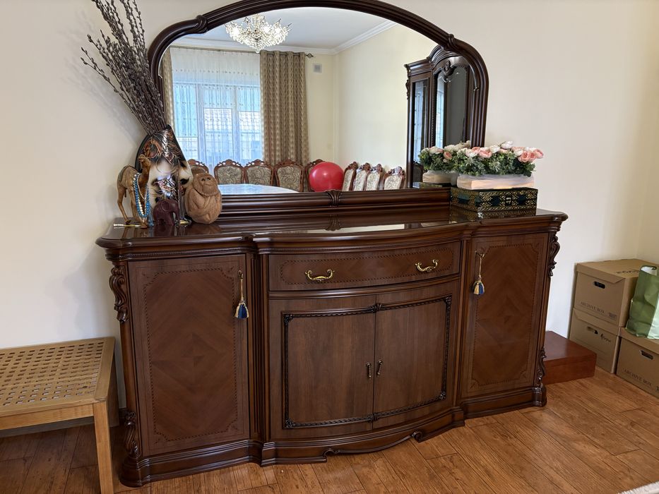 Продам сервант с тумбой