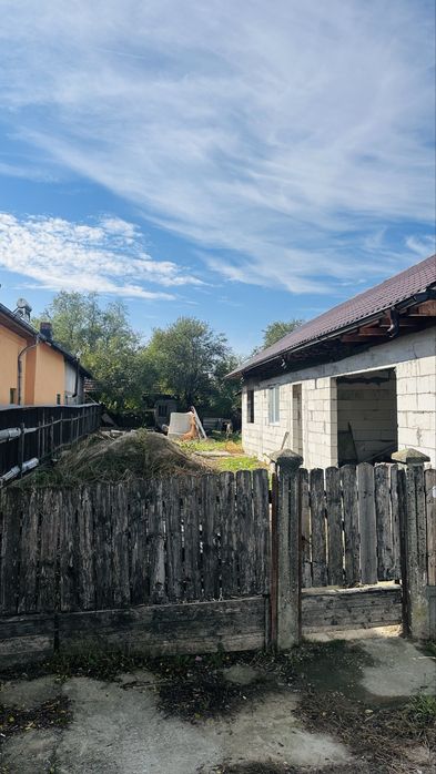 casa de vanzare   la strada principala