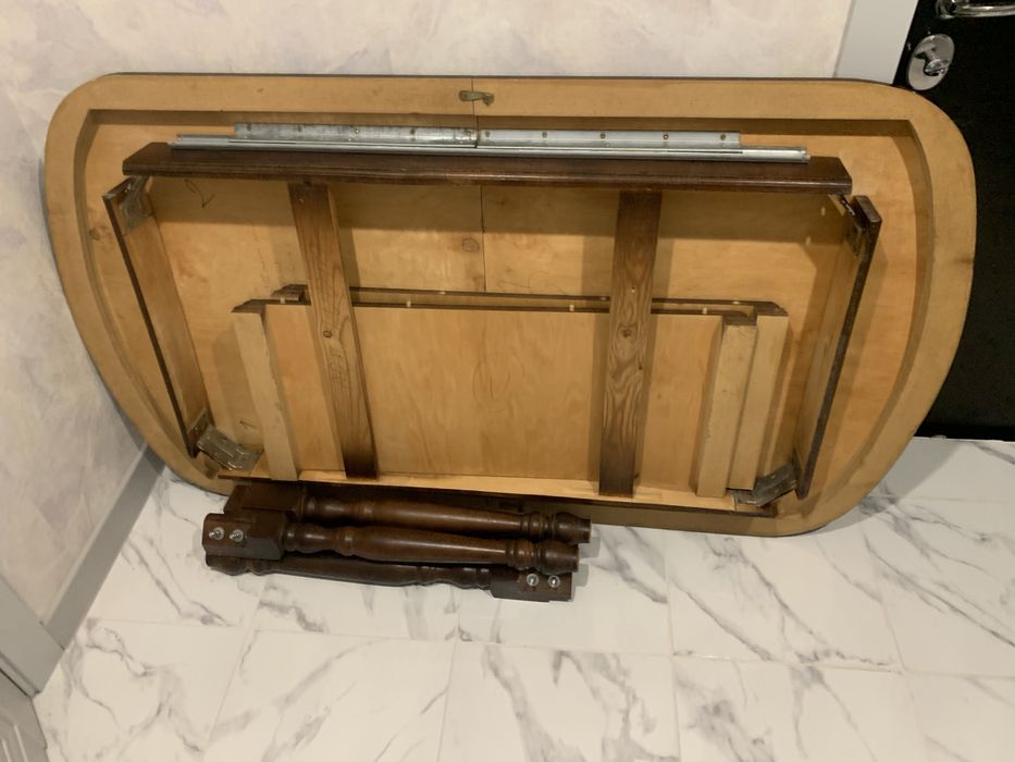 Продается стол со стульями