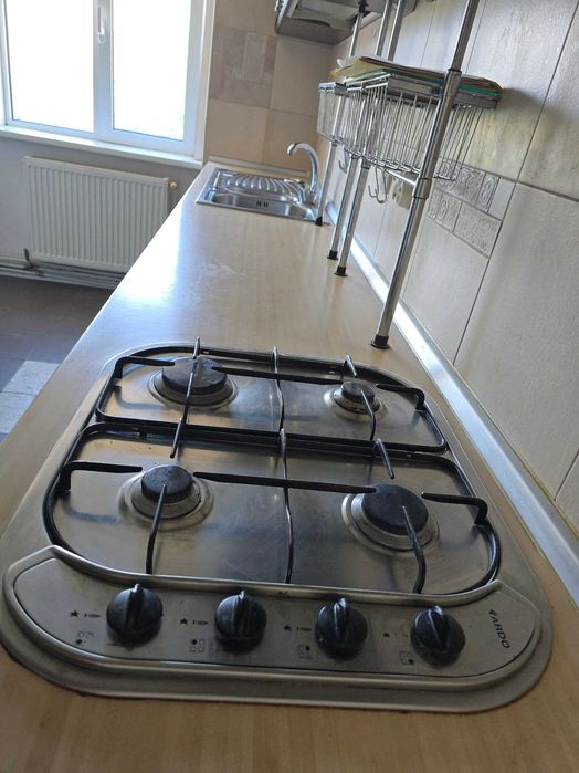 Mobila bucatarie la comanda, include plita pe gaz, cuptor, hota si chiuveta, culoare inchisa