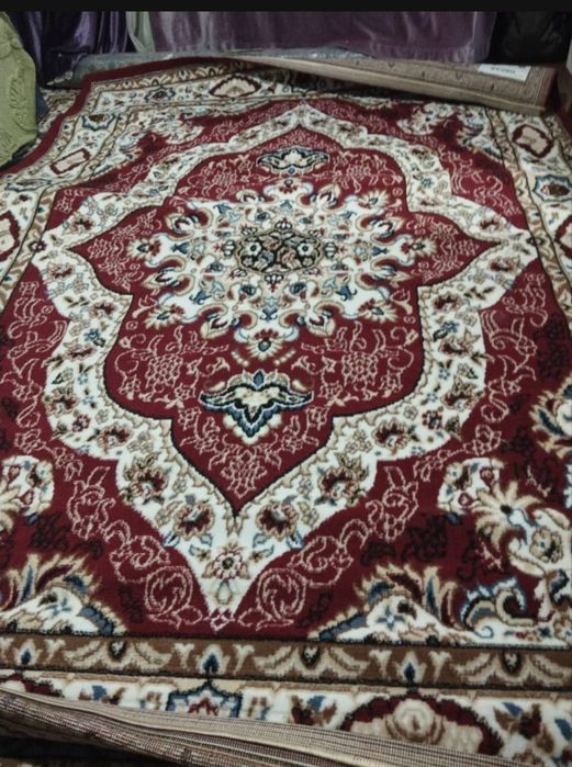 Продаю ковёр красный новый