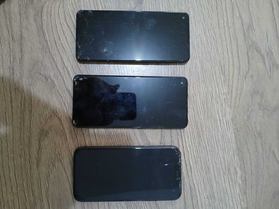Vand trei telefoane pentru reparat