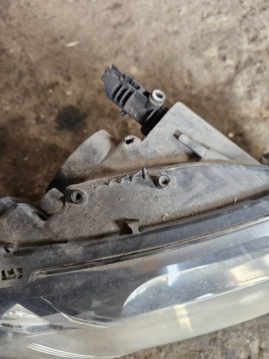 Far dreapta dacia logan 2014 (cleme rupte)