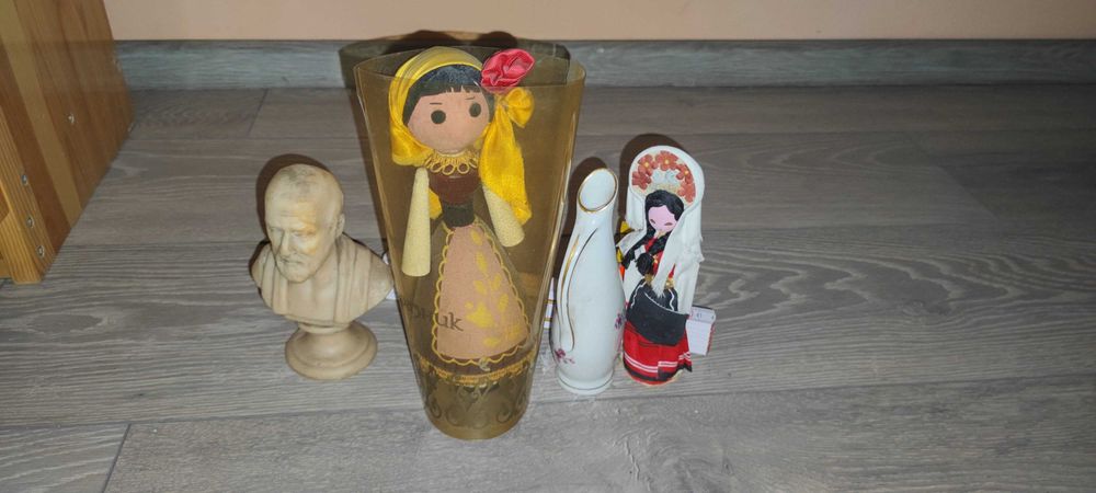 Кукли, закупени от чужбина и сувенири