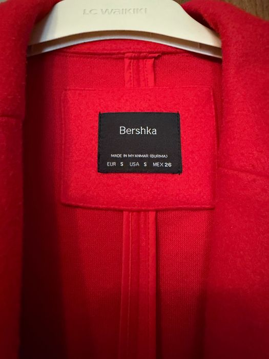 Червено палто Bershka