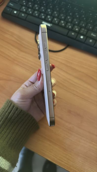 Продается айфон 16 про