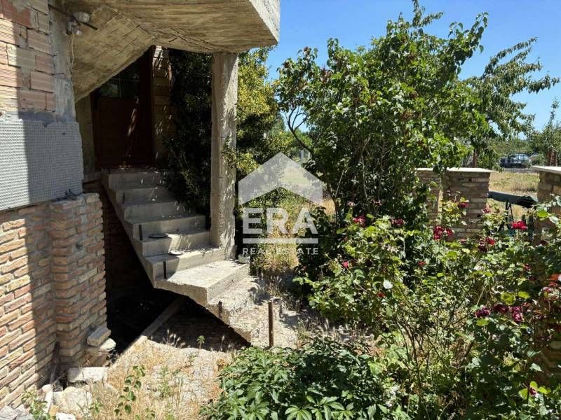 Урегулиран поземлен имот за продажба, с ток, вода, ПУП и проект за къщ