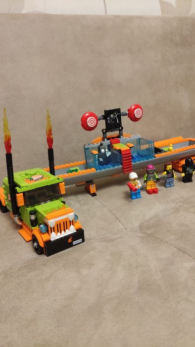 LEGO City Stunt 60294 - Камион за каскади