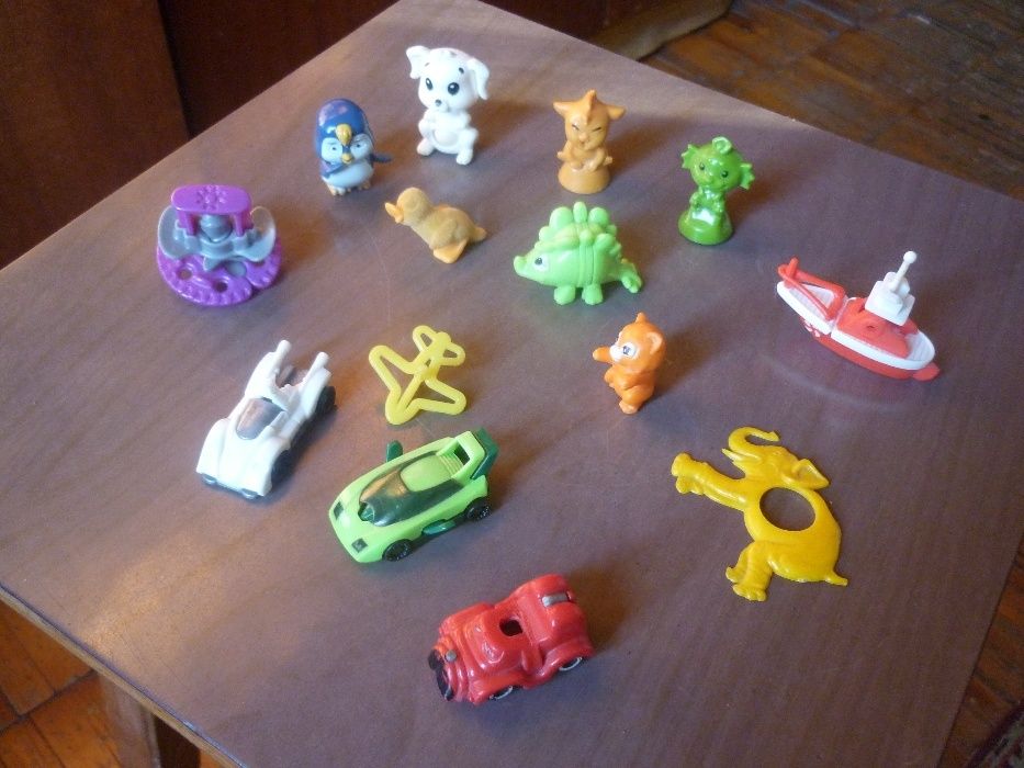 Для коллекции игрушки из киндер сюрприза.