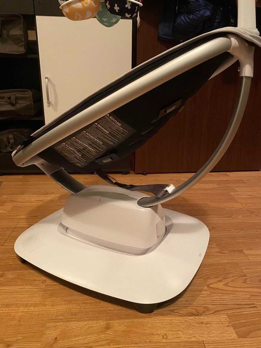 MamaRoo 5 с подложка за новородено