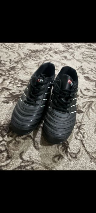 Продам спортивную обувь