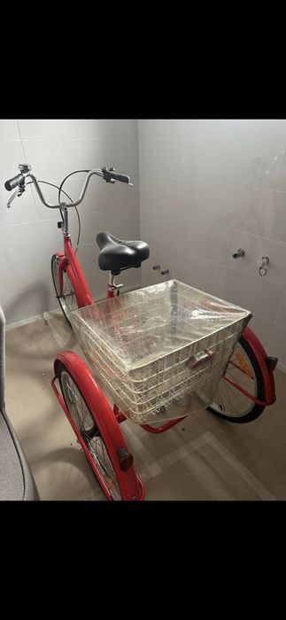 Tricicleta rosie, nefolosita, cu schimbător de viteze