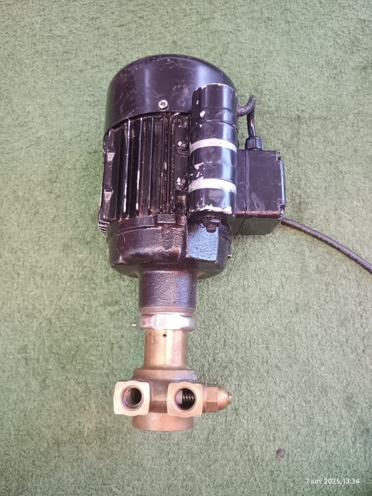 Pompa rotativa volmetrica cu motor.