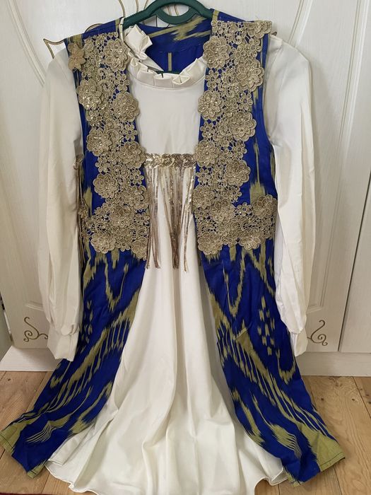 Qizil rangli 200 ming so’m. 3 talik troyka 300 ming som