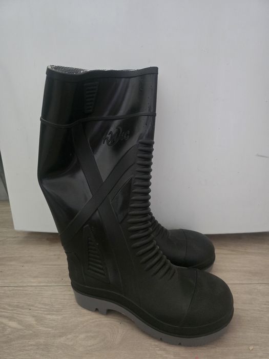 Продам резиновые сапоги