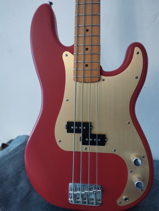 Продам бас гитару squier