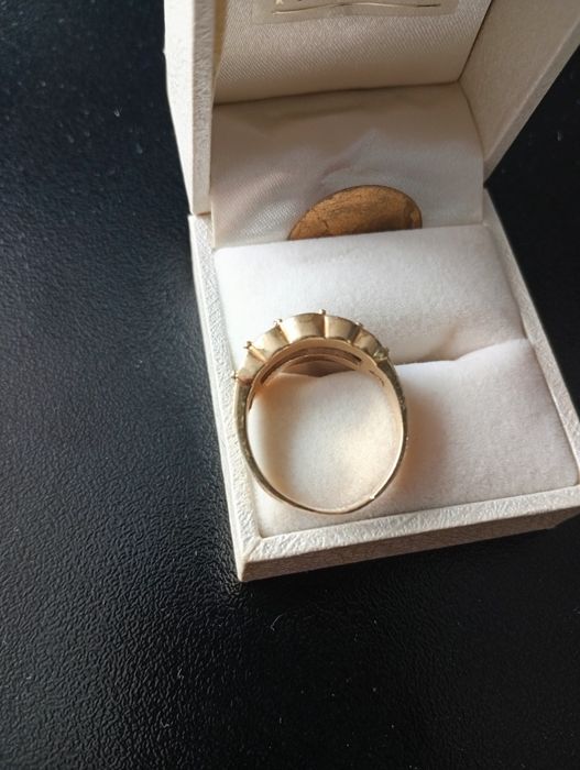 Златен пръстен с диаманти и изомруд 14к