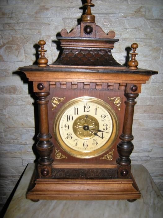 старинен настолен часовник с латерна