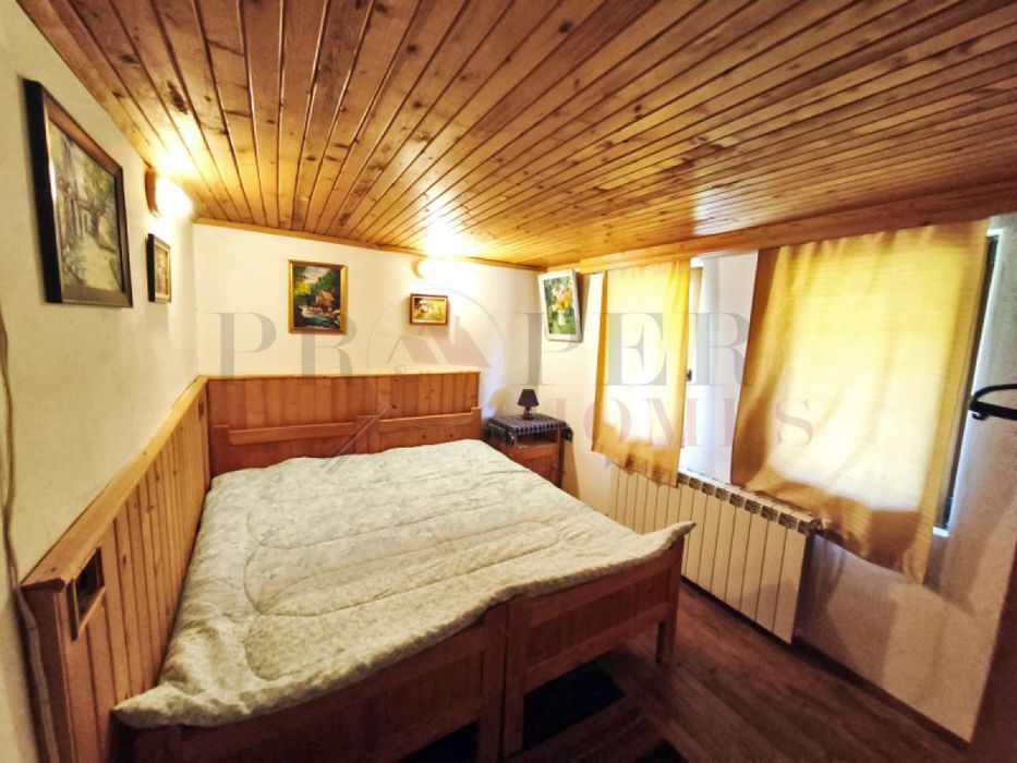Продажба Къща гр. Елена - с. Донковци 280m² и двор 5880m²