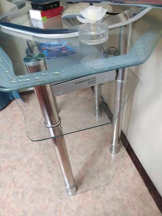 Тумбочка стеклянная для телевизора