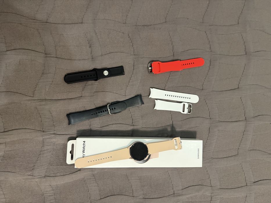 Samsung Galaxy Watch4 40mm + 3 каишки