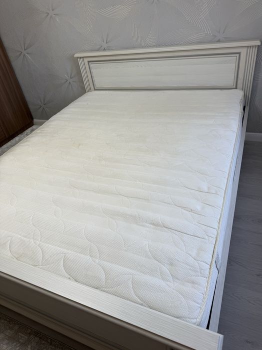 Двуспальняя кровать