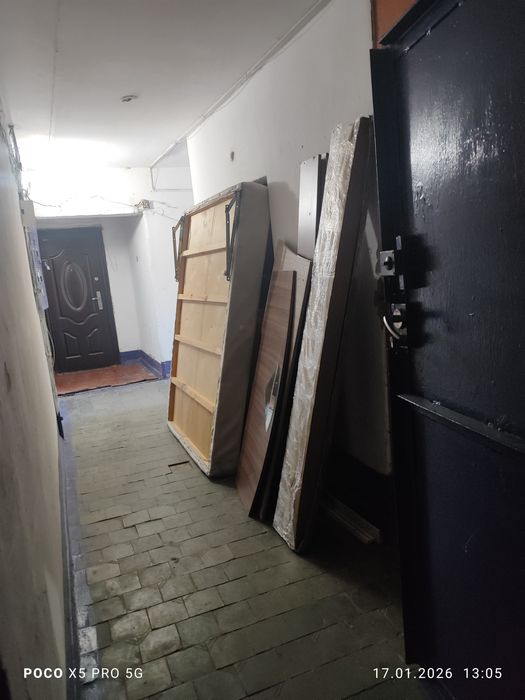 Кровать 140/200 с матрасом  в разобранном виде даром