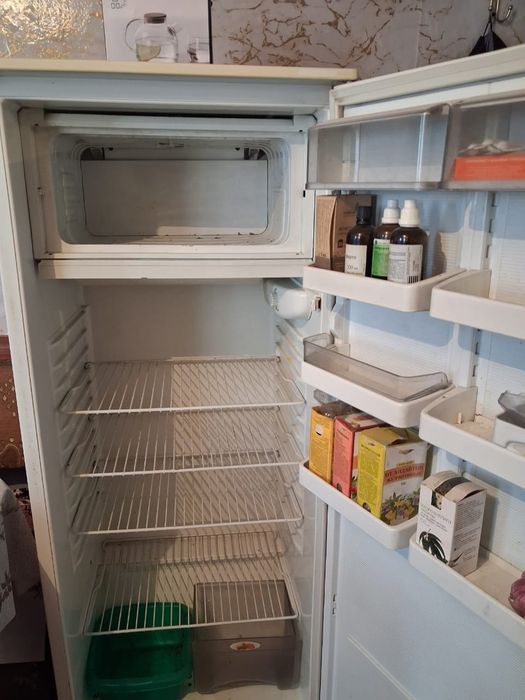 Холодильник и диван