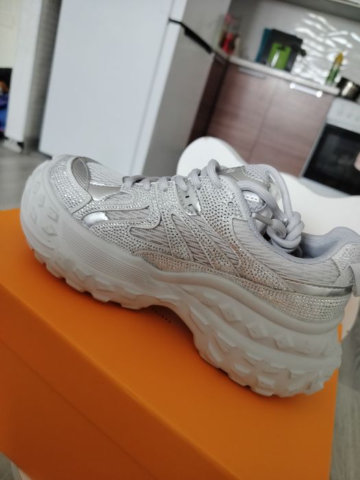 Продам новые кроссовки