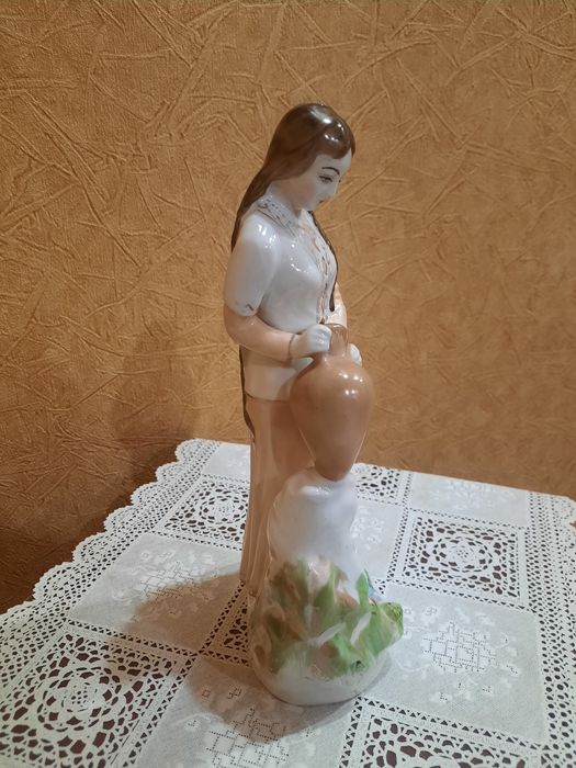 Фарфоровая статуэтка "Ануш" (Девушка с кувшином) из серии "Советский ф