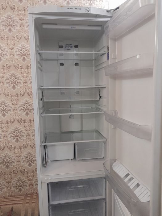 Продам холодильник Индезит б/у без мотора