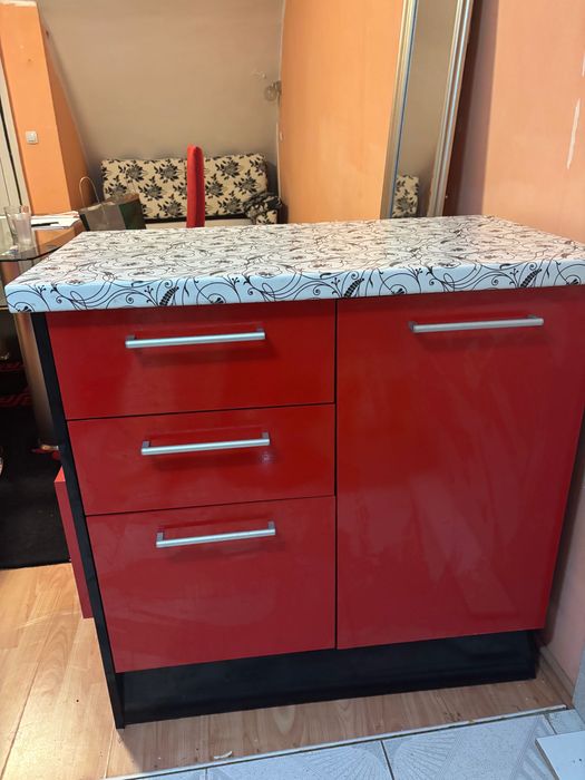 Кухня с островче с шкафчета