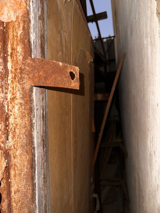 Продается  двери одна железная др дсп